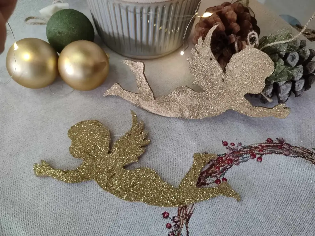 a set of 2 tree decoration (gold/angel)