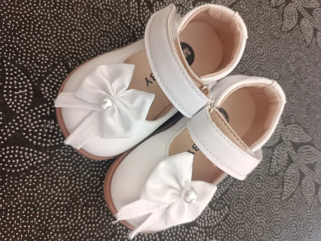 Velcro white shoes with bow